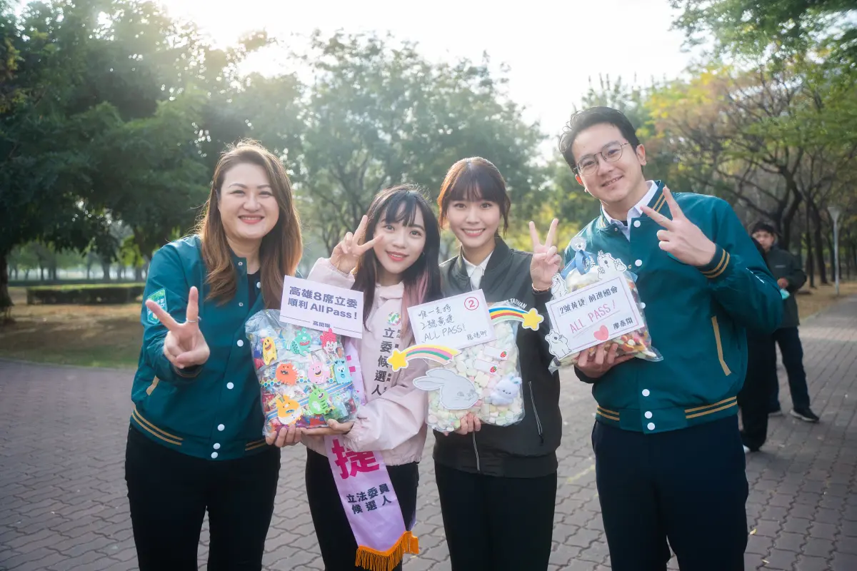 ▲陳其邁市府團隊的三位首長特別準備「all pass糖」給學妹，祝福黃捷能在四天後的選戰中順利當選、all pass。（圖／黃捷競辦提供）