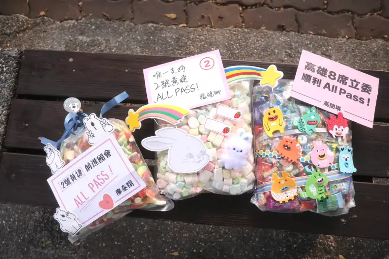 ▲陳其邁市府團隊的三位首長特別準備「all pass糖」給學妹，祝福黃捷能在四天後的選戰中順利當選、all pass。（圖／黃捷競辦提供）