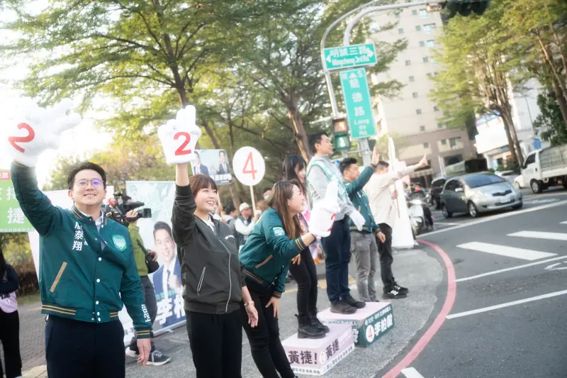 ▲高雄市第六選區民進黨立委候選人黃捷，今（9）與陳其邁市府團隊的三位首長站路口，包括經發局長廖泰翔、觀光局長高閔琳，以及行國處長張硯卿。（圖／賴蕭配競總提供）
