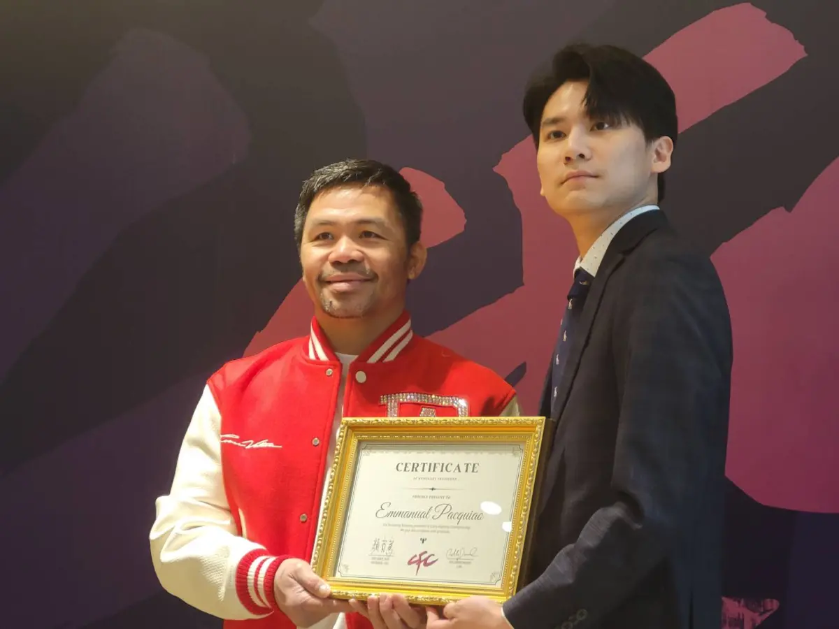 ▲Manny Pacquiao也親自從顏宥騫手上接過賽事榮譽主席的證書，他表示台灣擁有巨大的拳擊競技發展潛力，自己也很榮幸可以來到這裡，並成為「鍇睿格鬥冠軍賽」賽事的一份子。（圖／記者黃建霖攝）