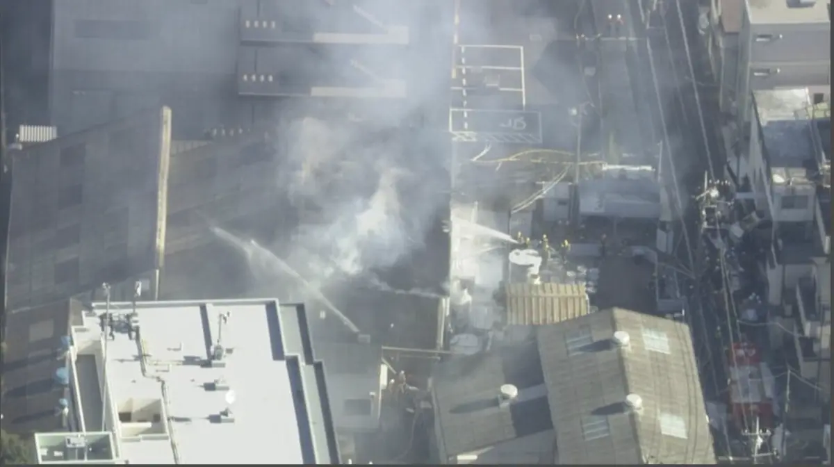 ▲東京板橋區藥廠「王子化學研究所」9日上午因溶劑外洩發生火災。（圖／翻攝自朝日電視台）