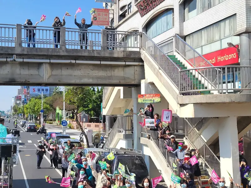 <p>▲賴清德車掃嘉義,民眾在天橋上揮舞旗幟,並手舉自製看板。(圖/記者陳佩君攝,2024.01.09)</p>