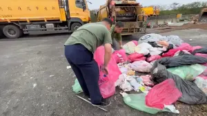 海巡隊員倒垃圾弄丟婚戒急求援　淡水清潔隊翻遍垃圾堆幫找回
