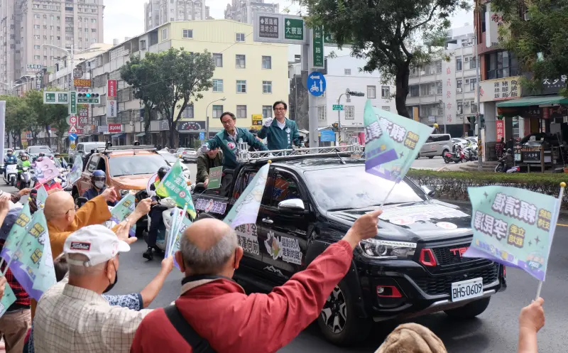 ▲第五選區（三民區、苓雅八里）立法委員候選人李昆澤與市長陳其邁今天車掃沿途也受到許多民眾的熱情歡迎。(圖/立委候選人李昆澤競辦提供)