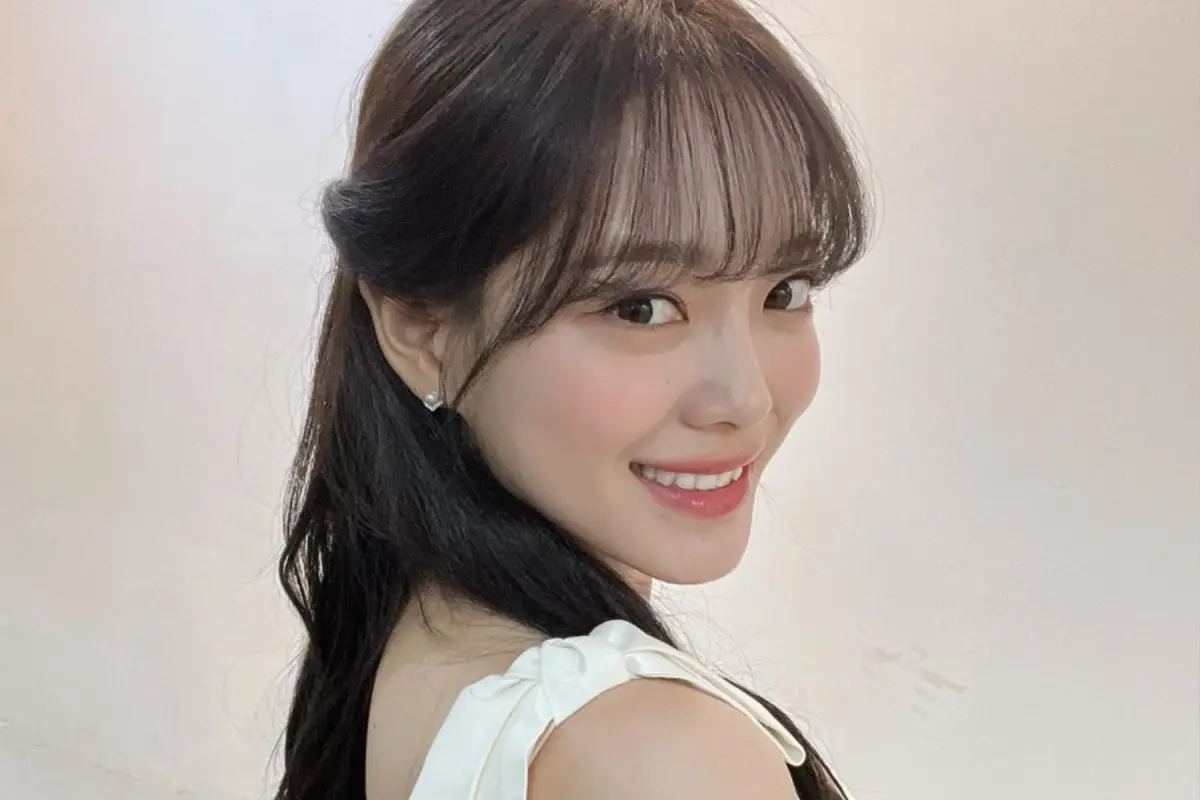 ▲金世正昨（12）日中午抵達桃園機場，立刻在IG限動曬出台灣美食認證照，並附上台灣國旗的表情符號，與火星人布魯諾「刪國旗」事件形成對比。（圖／金世正IG）