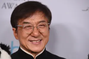 69歲成龍緊貼黑衣正妹!親密合照瘋傳 女子被起底是「世界小姐」