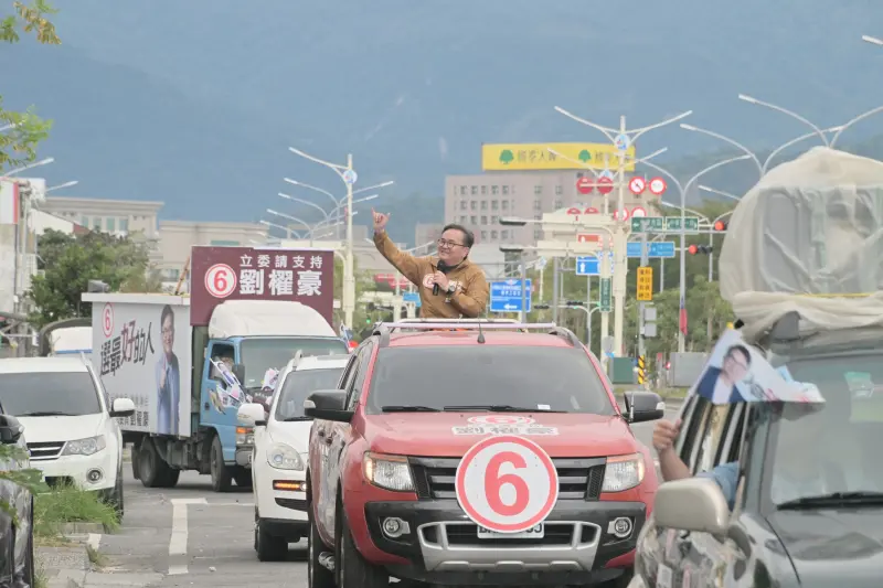 ▲台東縣立委候選人劉櫂豪車隊經過，沖天炮衝進民宅點燃雜草引發火勢。（圖／翻攝自劉櫂豪臉書）