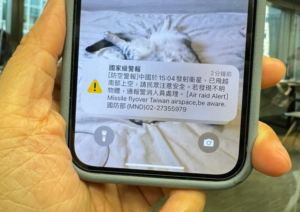 ▲今（9）日各地民眾手機突然響起國家級防空警報，表示中國於下午3時04分發射衛星，且已飛越台灣南部上空。（圖／記者周淑萍攝）