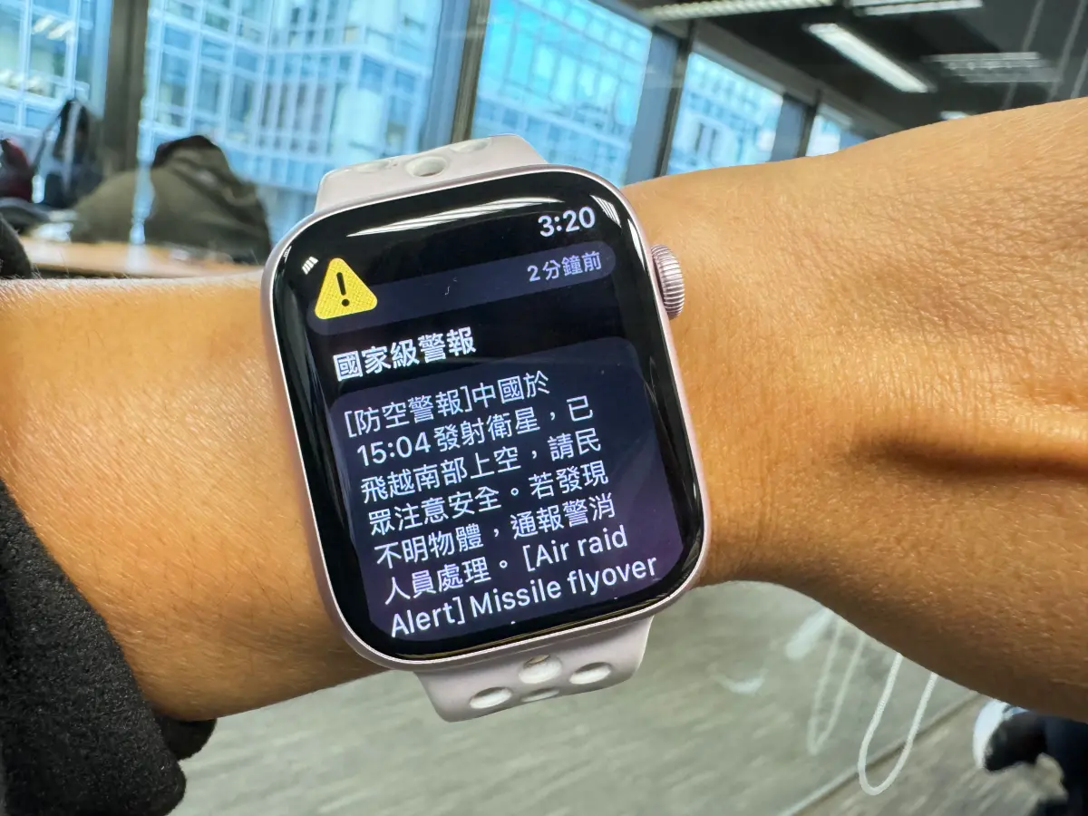▲今（9）日下午3時15分左右，「國家級防空警報」突然在各地民眾手機大響。（圖／記者周淑萍攝）