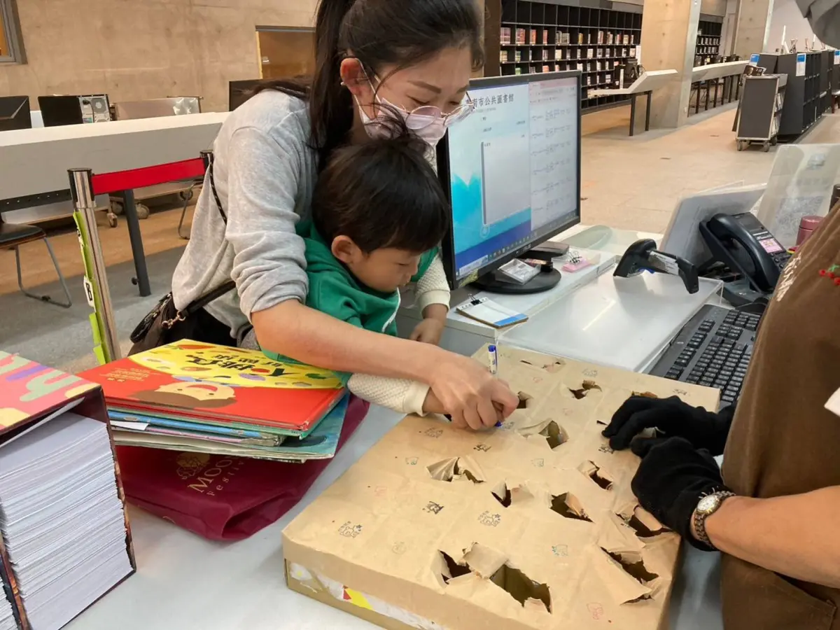 ▲東區兩家圖書館16日起推出借書玩戮戮樂拿獎品活動（圖／記者劉悅儷攝，2024,01,09）