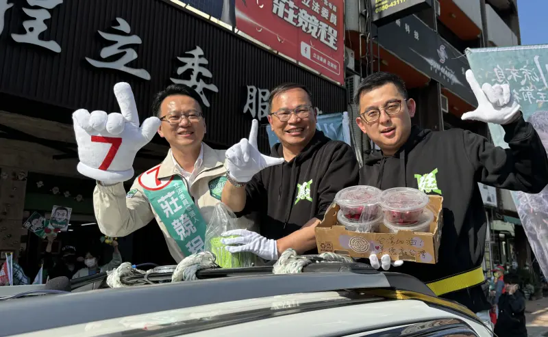 ▲「川流不息」全國大車掃活動今開到台中,王義川陪民進黨立委莊競程掃街。(圖/莊競程競總提供,2024.01.09)