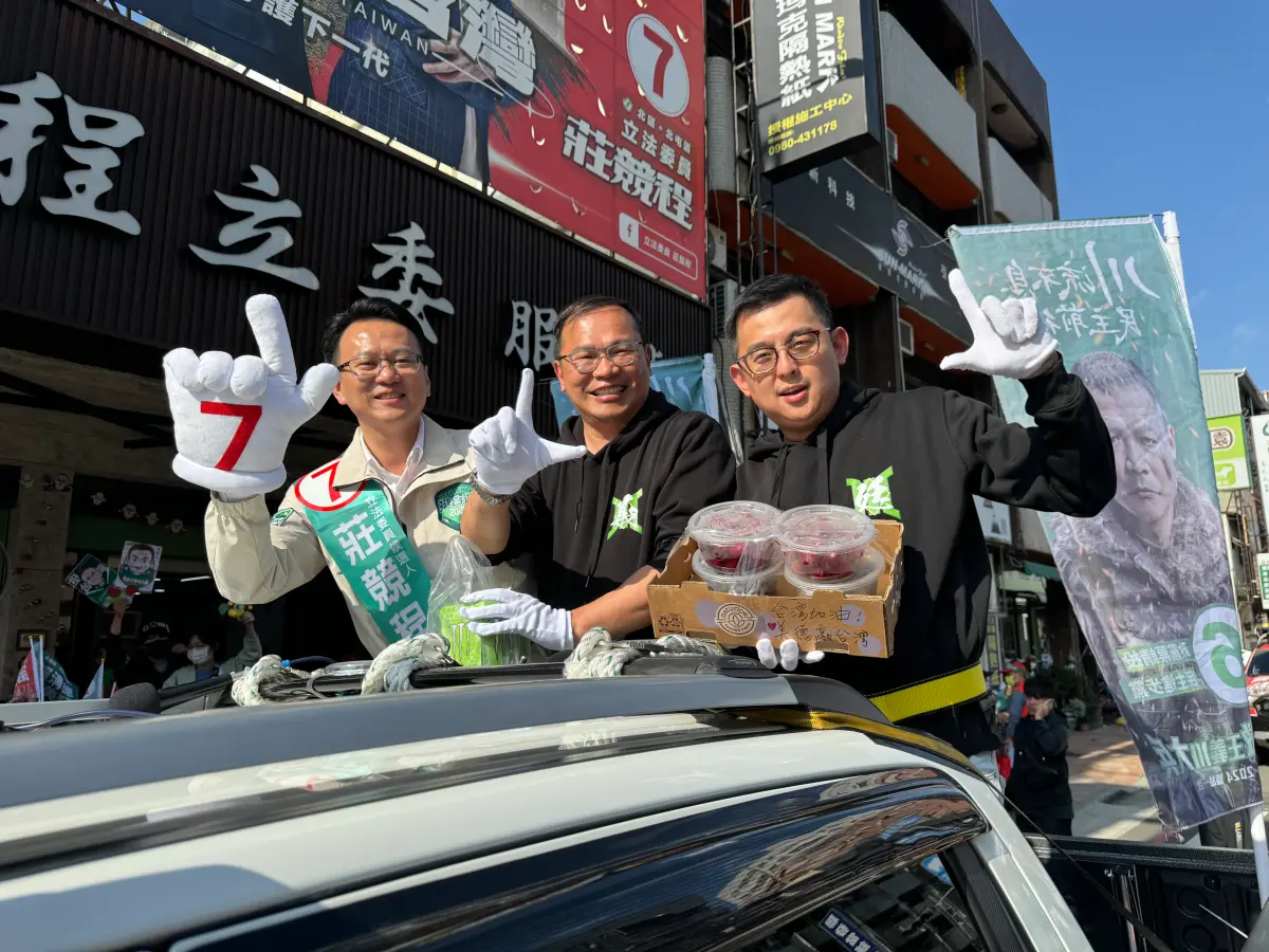 ▲「民主前行環島車隊」前進台中北北屯區，為爭取連任立委莊競程加油打氣(圖／莊競程競總提供2024.1.9)
