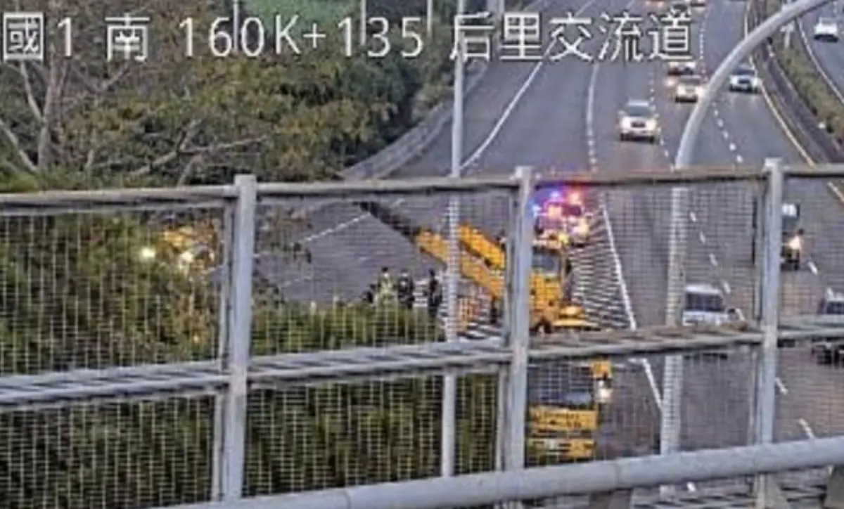 ▲國道1號南下160k處后里出口發生車禍事故，一輛藍色貨車因不明原因自撞護後翻覆，一人送醫。（圖／翻攝畫面）