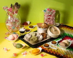 餐檯還有古早味點心,包含麥芽糖餅、紅龜粿、李鹹糕、龜苓膏、台式馬卡龍等。(圖/台北遠東香格里拉提供) ▲餐檯還有古早味點心,包含麥芽糖餅、紅龜粿、李鹹糕、龜苓膏、台式馬卡龍等。(圖/台北遠東香格里拉提供)
