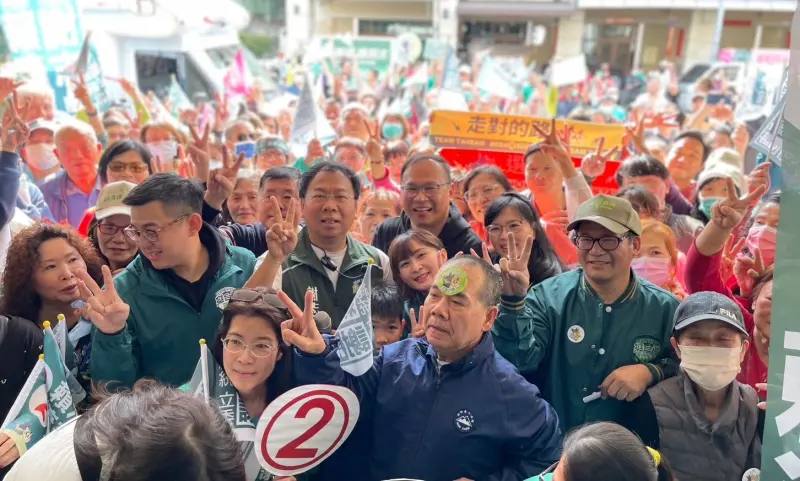▲王義川回台中的第一站是謝志忠服務處，快被熱情粉絲淹沒。（圖／謝志忠提供，2024.01.09）
