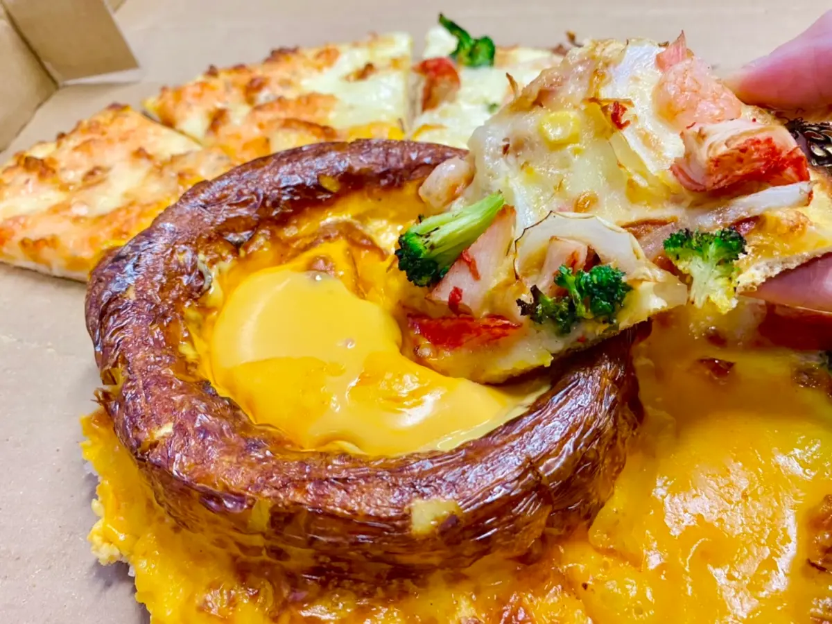 ▲達美樂16吋「起司火山四喜披薩」開箱，自帶火山口超狂熔岩、邊吃邊沾實現財富自由，外帶殺半價549元優惠。（圖／記者蕭涵云攝）