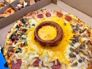 ▲達美樂「起司火山四喜披薩」，外型突破以往讓人眼睛一亮，還顛覆吃披薩的習慣。（圖／記者蕭涵云攝）