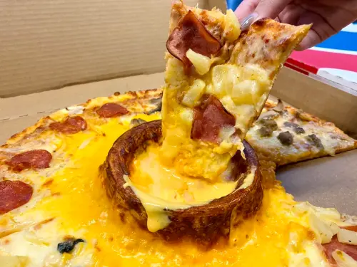 ▲達美樂16吋「起司火山四喜披薩」不只實現起司自由，還可一次吃上4種口味披薩。（圖／記者蕭涵云攝）