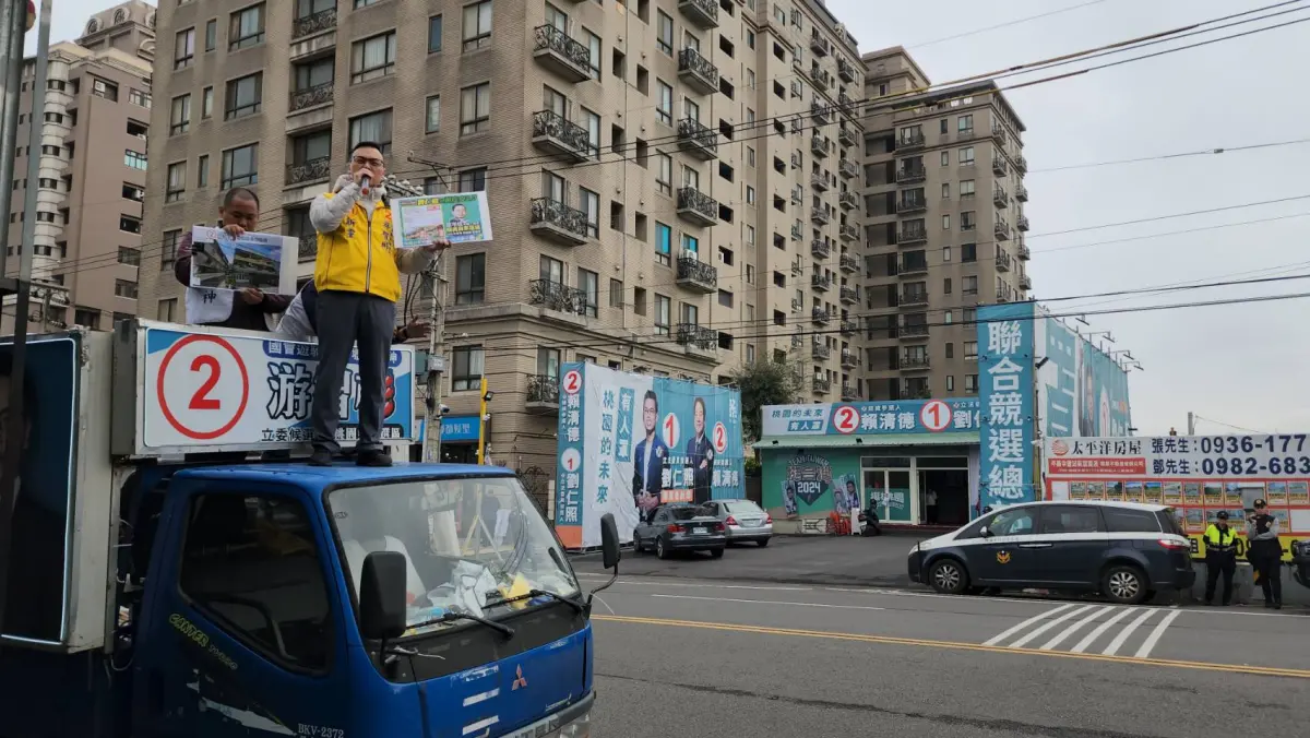 ▲游智彬秀出劉仁照違建照片指出，劉仁照位於平鎮區平德路的住家，三層樓的建物上硬生生做了頂樓加蓋，擺明就是違建！（圖／游智彬提供）