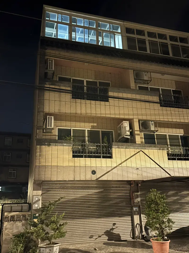 ▲劉仁照違建1：平德路白色建物違建。（圖／游智彬提供）