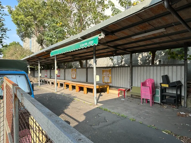 ▲劉仁照遭爆有雙違建，不僅住家頂樓加蓋，還佔用水利地販賣串燒。（圖／游智彬提供）