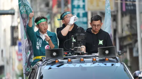 支持者狂餵食「川流不息」!王義川回台中助選 掃街車變貪食蛇 ▲搶救王義川環台大車掃開到台中市,竟然變成吃播!圖為王義川和江肇國在車上忙著又吃又喝。(圖/江肇國提供,2024.01.09)