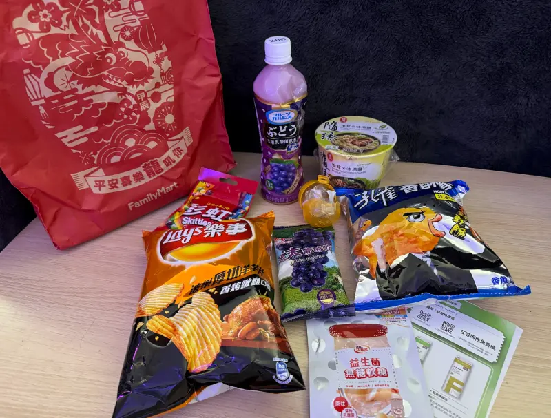 ▲全家基本款福袋相較於去年調漲49元，零食飲料組合共有編號從A至J。（圖／記者鍾怡婷攝）