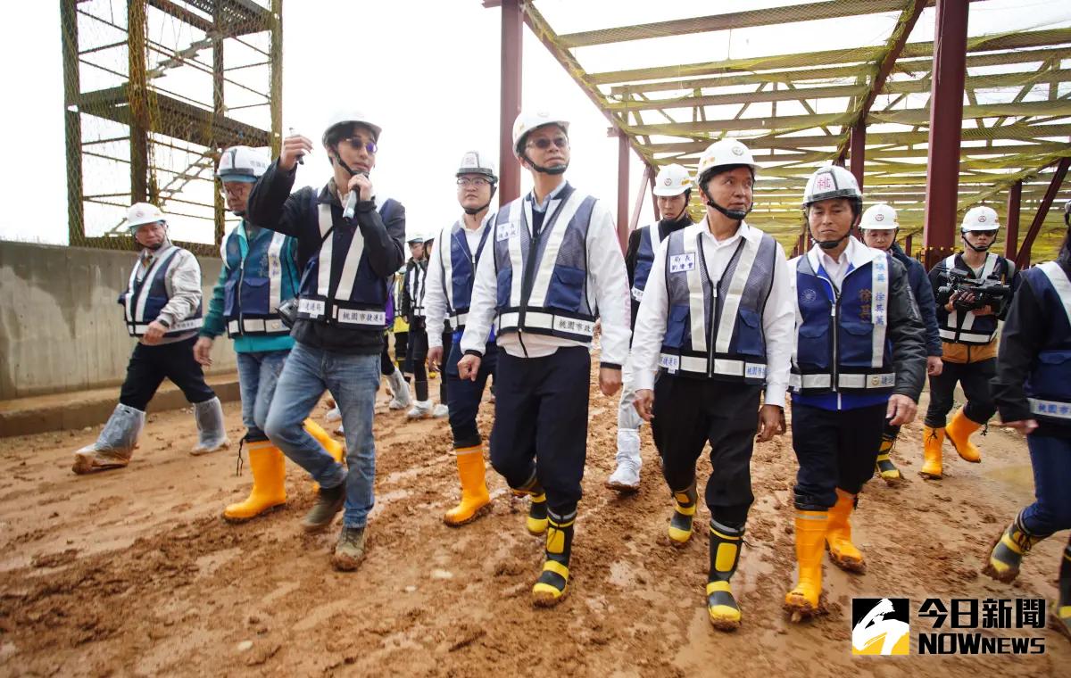 ▲張善政今天前往大園區視察「桃園捷運綠線北機廠工程」進度，由於適逢天雨工地內泥濘不堪，張善政踩著泥巴繞行北機廠一圈進行視察。（圖／記者李春台攝，2024.01.09）
