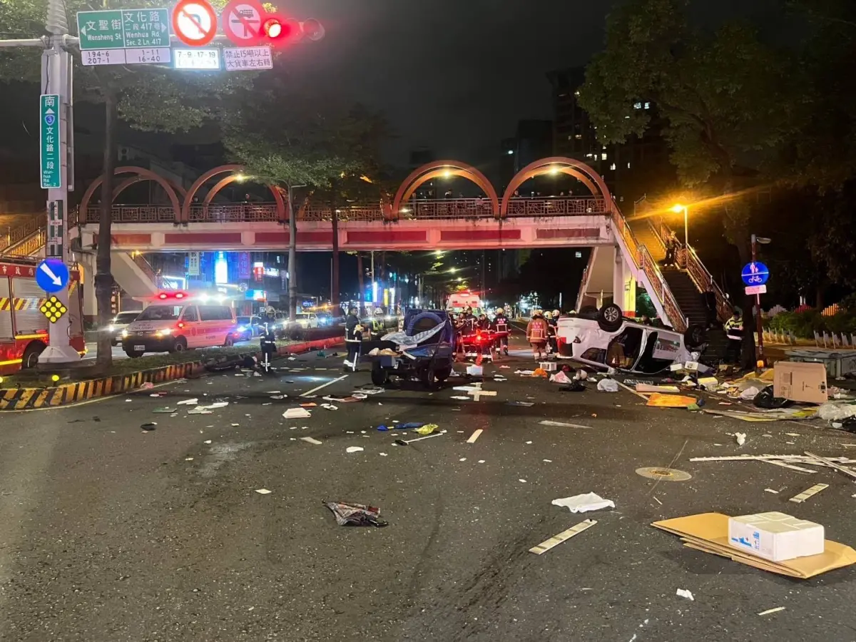 ▲現場散落大量貨物。（圖／翻攝畫面）