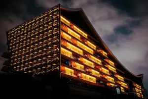 ▲鳳山火車站開發大樓的「空中鳳城」，也點亮黃色燈光。（圖／高雄市觀光局提供）