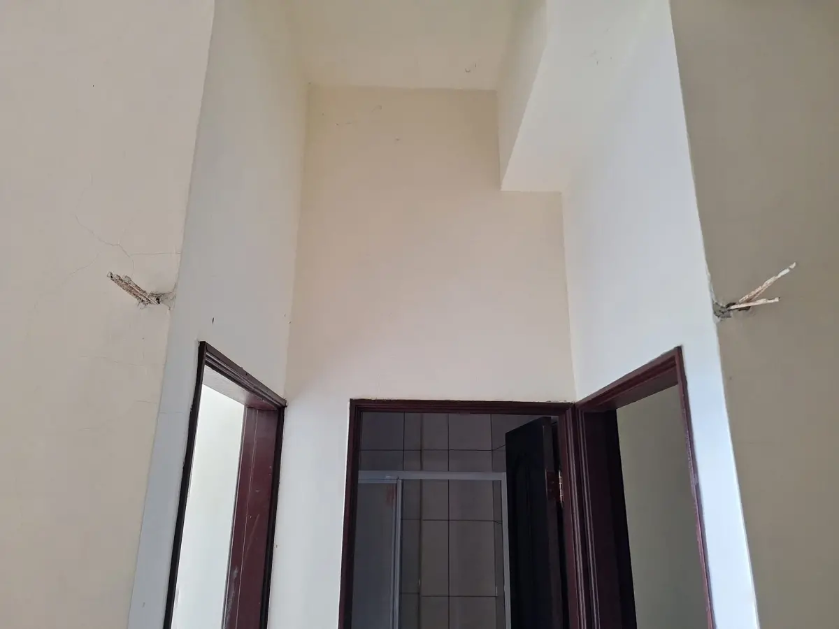 ▲屋內兩面牆壁上冒出6根鋼筋條，讓人滿頭問號。達人曝其實際作用，在地震發生時可保命。（圖／翻攝買房知識家 A你的Q臉書）