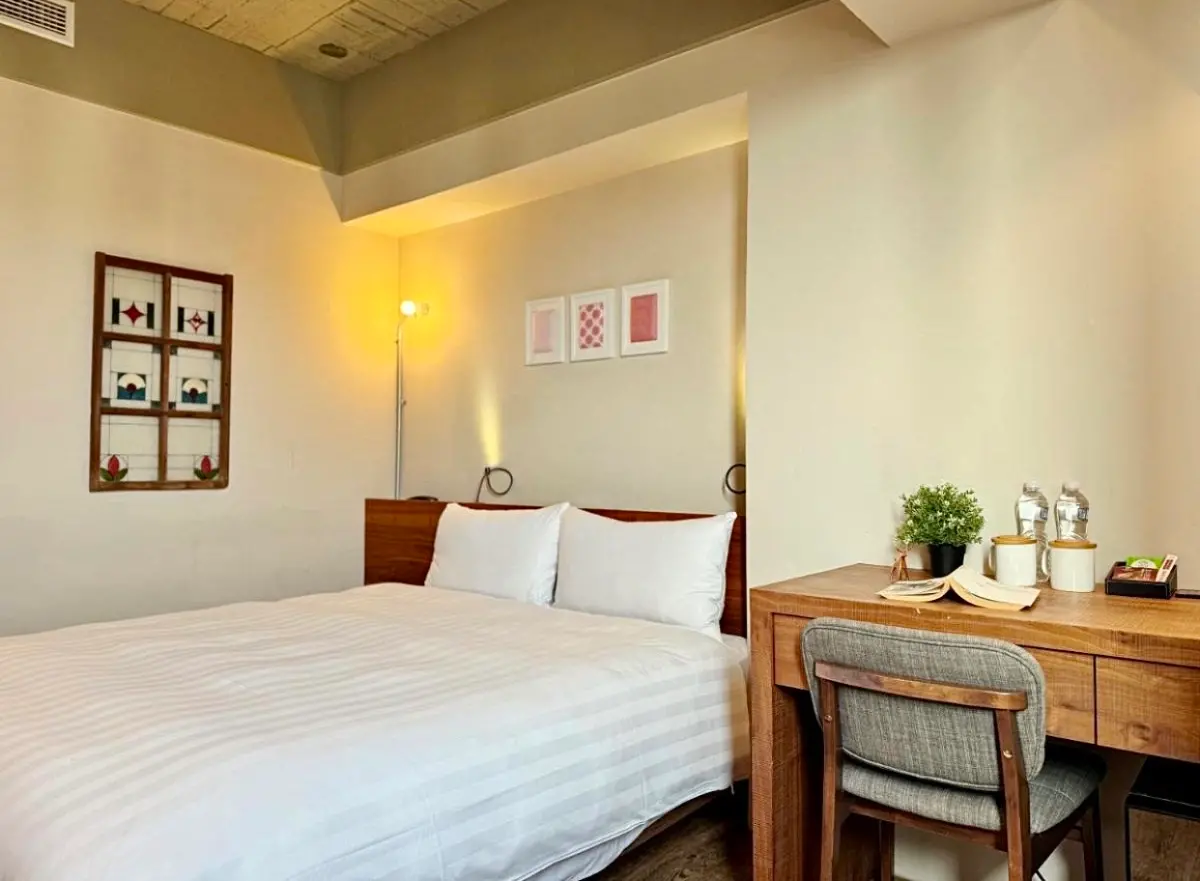 ▲台南市獲CNN評選為「2024年最值得造訪城市」之一，不斷有新旅宿開幕，還在試營運中的路徒行旅-台南成大館，推出雙人房每晚1000元的優惠價格。（圖／翻攝Booking.com）