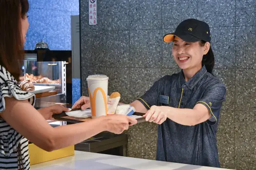 ▲麥胞提前爆料「送餐到桌」免費服務要取消了。（圖／麥當勞提供）