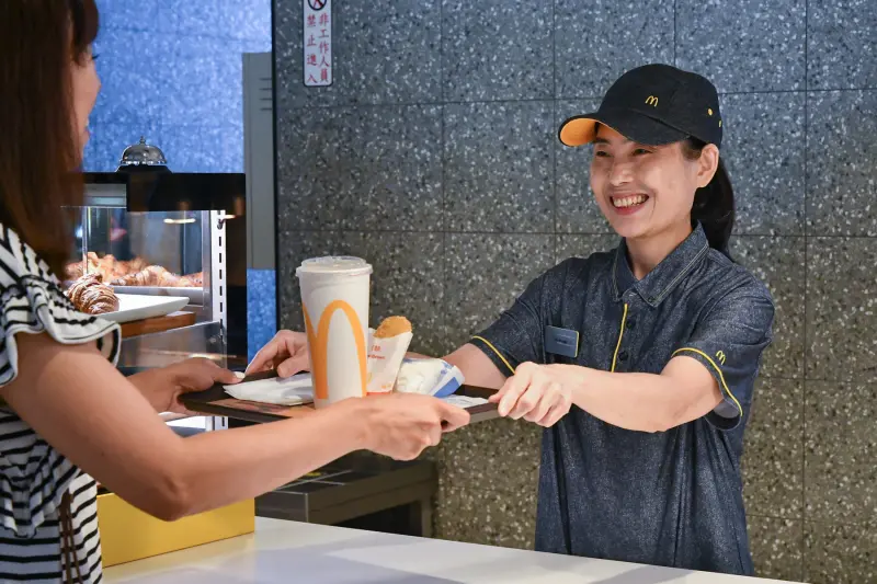 ▲台灣麥當勞祭出加薪搶人才，今（12）日宣佈，3月1日起全面調升餐廳正職人員起薪2000元。（圖／麥當勞提供）