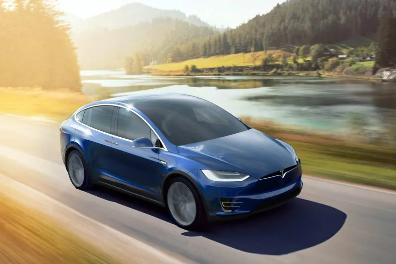 ▲ 環保團體將輪胎放棄表達SUV造成空汙的不滿，Tesla Model X無奈表示：我電動車 關我屁事 