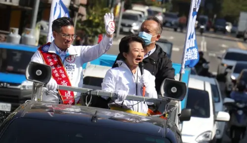 ▲台中市長盧秀燕前天車掃時，自稱「我是台中市長黃健豪」。（圖／黃健豪競總提供，2024.01.10）