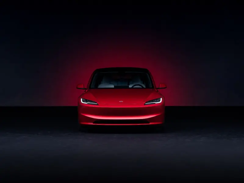 ▲內部開發代號為「Highland」的特斯拉（Tesla） Model 3煥新版今（10）正式在台灣上市，外型曾讓車迷驚呼「還以為是法拉利Roma」。（圖／Tesla提供）