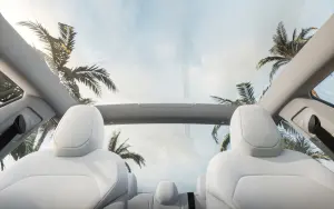 ▲Model 3 煥新版標準配備全景玻璃車頂，不僅能有效阻隔紫外線，更提供乘客遼闊的天空景觀。（圖／Tesla提供）