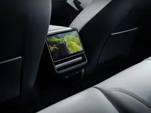 ▲後排乘客可以透過 8 吋觸控螢幕使用恆溫控制與影音劇院等娛樂功能。（圖／Tesla提供）