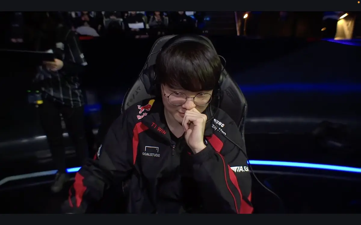 ▲《英雄聯盟》LCK 舉辦季前賽，沒想到擔任打野的 Faker 竟然忘記帶重擊，讓他反應相當尷尬。（圖／LCK YouTube）