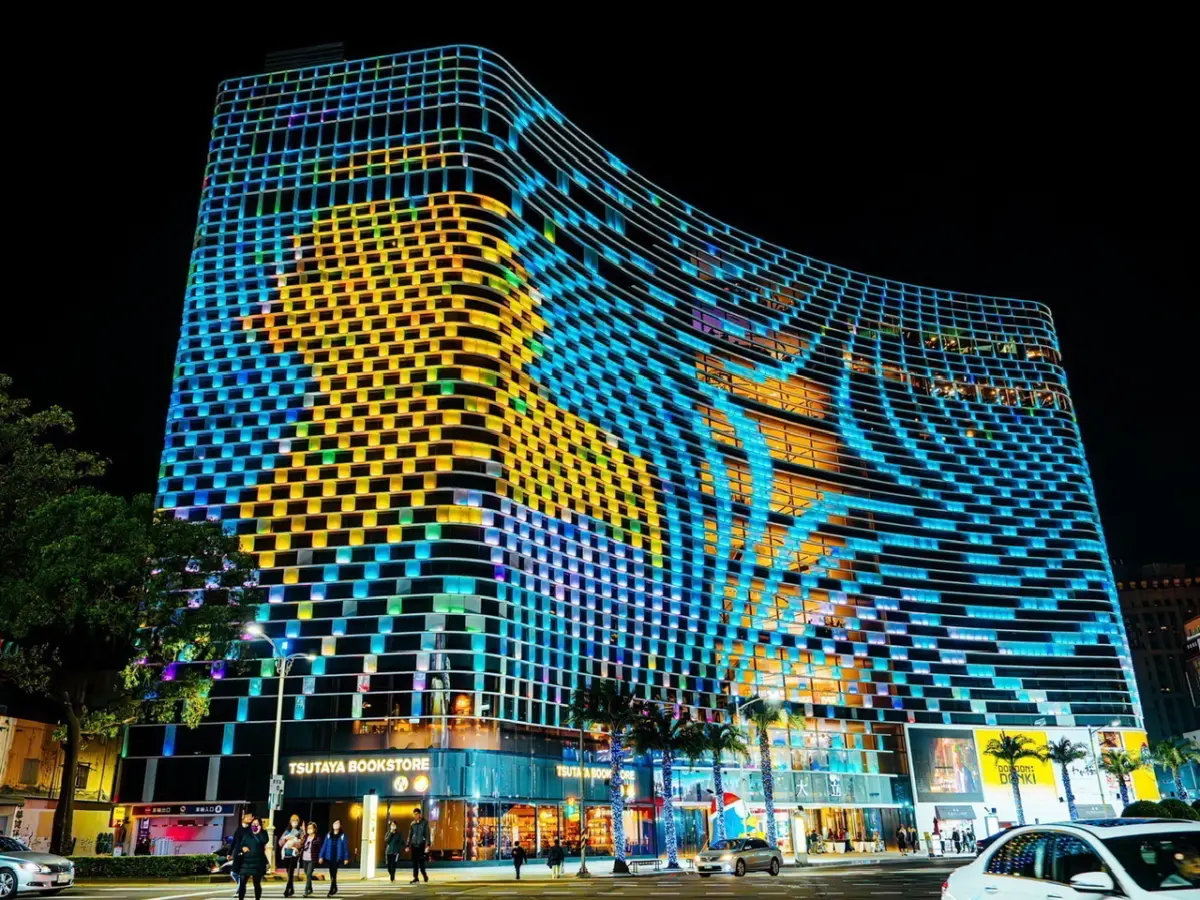 ▲大立百貨外牆小鴨造型燈光。（圖／高市府觀光局提供）