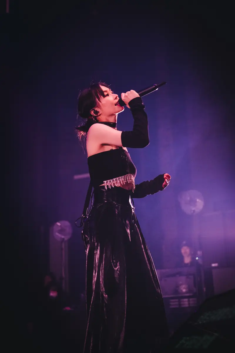 ▲▼鄭宜農在演唱會上辣秀腹肌、馬甲線。(圖/邊走邊聽有限公司提供)