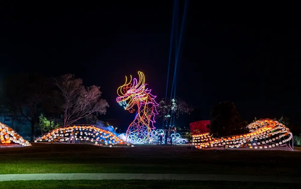 ▲屏東燈節19日登場縣民公園燈區，15公尺主燈「龍躍屏東」結合煙霧機和雷射光效果律動，展現氣勢磅礡的龍身。（圖／屏東縣府提供）