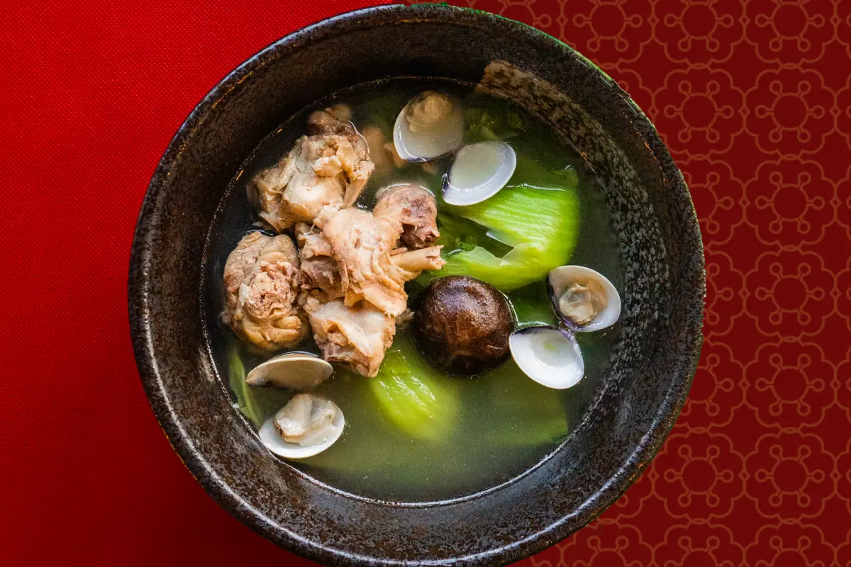 ▲過年年菜必吃長年菜，「最狂員餐」分享長年菜雞湯做法。（圖／普橘島）