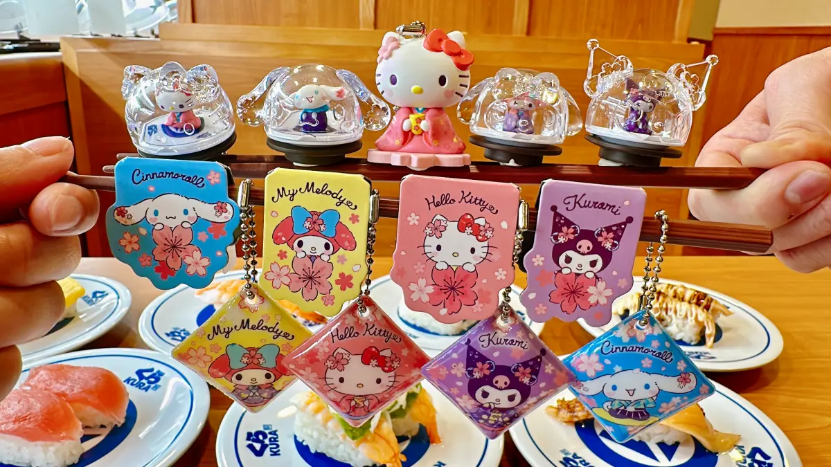 ▲藏壽司2024與超人氣三麗鷗聯名，13款新春扭蛋1月19日開搶，一次整理Hello Kitty「櫻花凱蒂」、美樂蒂、大耳狗喜拿、酷洛米打造的磁鐵書籤、櫻花吊飾、鮮度君。（圖／藏壽司提供）