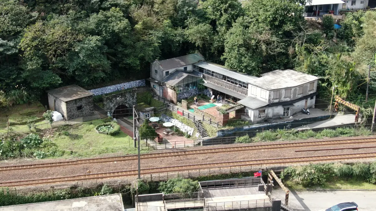 ▲2010年起，新北市政府在猴硐設立「猴硐煤礦博物園區」，唯獨遺漏了現行的「礦工文史館」，而議員江怡臻透露，目前新北市府正在和瑞三公司洽談文史館的續租事宜。（圖／記者葉志明攝）