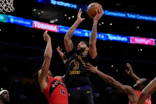 湖人球隊明星大前鋒Anthony Davis這一場比賽統治攻防兩端,攻下41分,還有11籃板6助攻,帶領球隊終場以132:131擊敗對手。(圖/美聯社/達志影像) ▲湖人本場比賽罰球次數遠多於暴龍。(圖/美聯社/達志影像)
