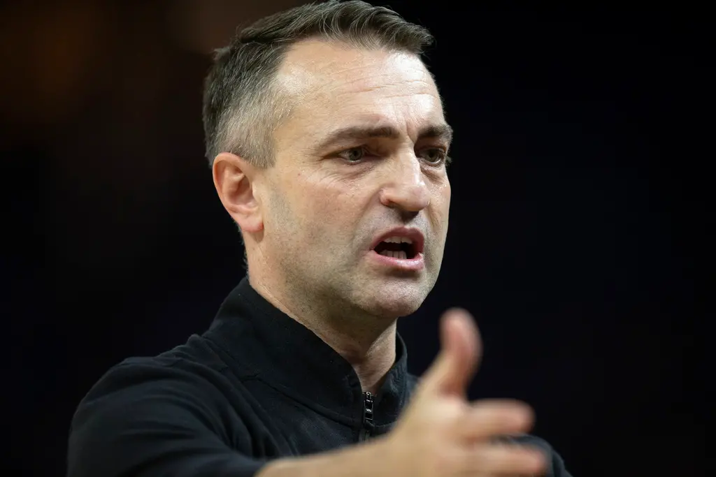 ▲暴龍主帥Darko Rajakovic不滿湖人罰球比球隊多很多，忍不住動怒，直言：「要讓他們贏就直說！」（圖／美聯社／達志影像）