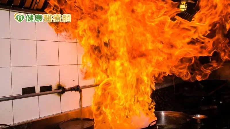 ▲大掃除專輯｜又油又髒！廚房油煙積垢沒清洗　3地點火災易擴大