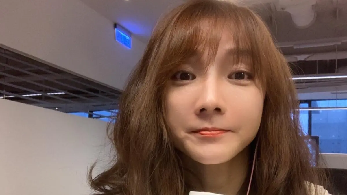 ▲甜心主播林容安被指沒穿內衣上班，本人親自解答。（圖／翻攝自林容安臉書）